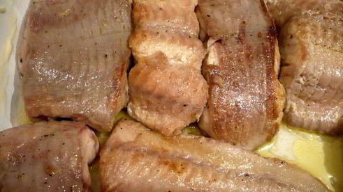 филе сома под овощным гратеном на ризотто с песто