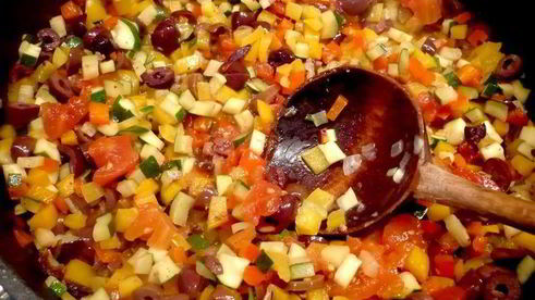 филе сома под овощным гратеном на ризотто с песто