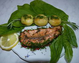 Форель с картофелем на розмариновой веточке