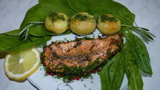 Форель с картофелем на розмариновой веточке