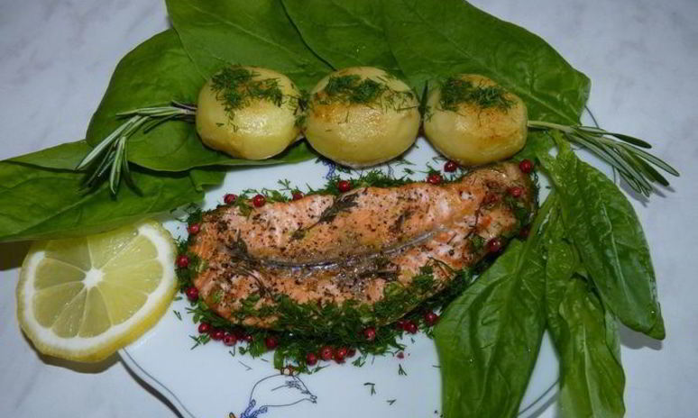 Рецепт форели с картофелем на розмариновой веточке