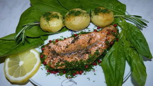 форель с картофелем на розмариновой веточке