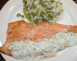 Форель с огуречным соусом