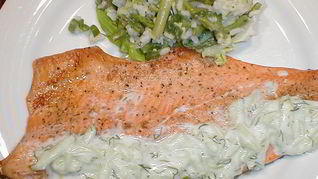 Форель с огуречным соусом