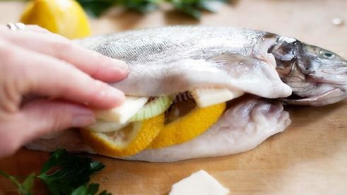 форель в духовке целиком