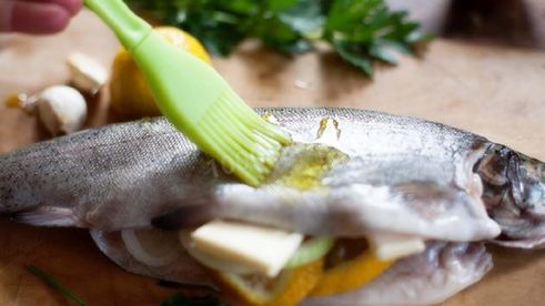 форель в духовке целиком