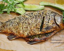 Карась запеченный с кунжутно-чесночной заправке
