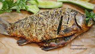 Карась запеченный с кунжутно-чесночной заправке