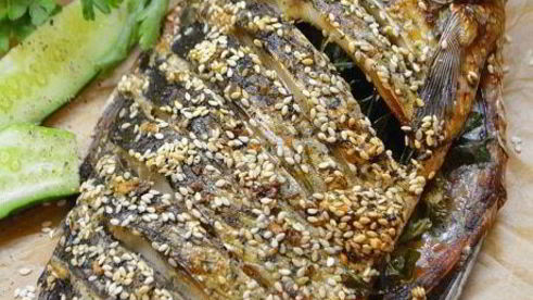 карась запеченный с кунжутно-чесночной заправке