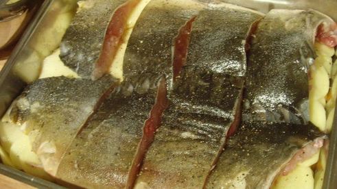 карп с овощами, запеченный под сметанным соусом