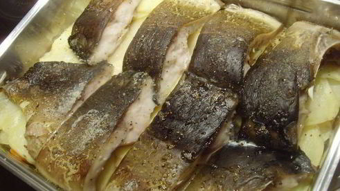 карп с овощами, запеченный под сметанным соусом