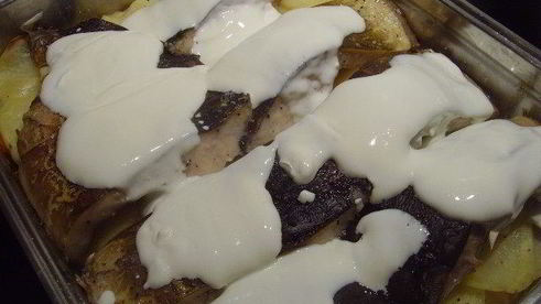 карп с овощами, запеченный под сметанным соусом