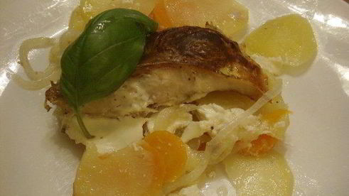 карп с овощами, запеченный под сметанным соусом