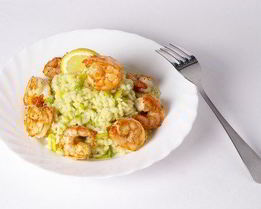 Креветки с апельсиновым соком, луком и пряностями