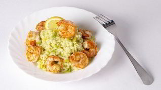 Креветки с апельсиновым соком, луком и пряностями