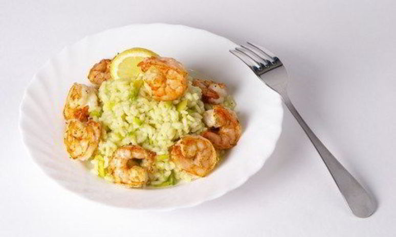 Рецепт креветок с апельсиновым соком, луком и пряностями