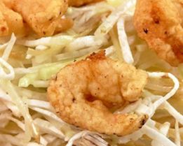 Креветки во фритюре с салатом