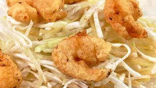 Креветки во фритюре с салатом