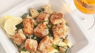 Лосось в кунжуте на овощной подушке