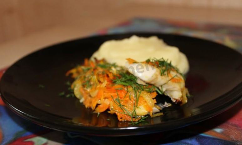 Рецепт минтая в духовке с луком и морковью