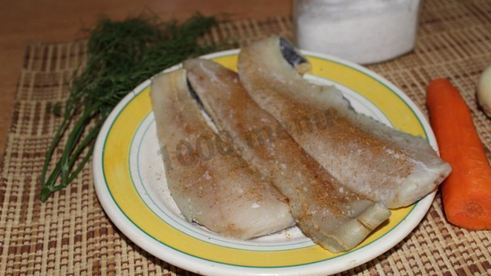 минтай в духовке с луком и морковью