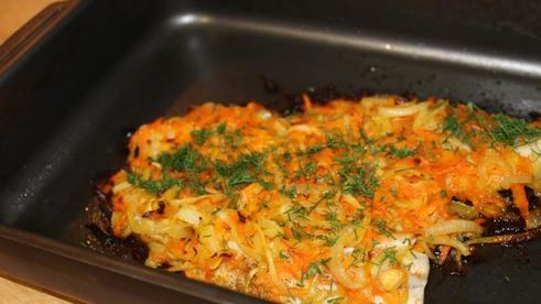 минтай в духовке с луком и морковью