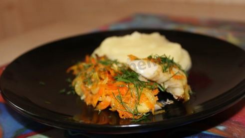 минтай в духовке с луком и морковью