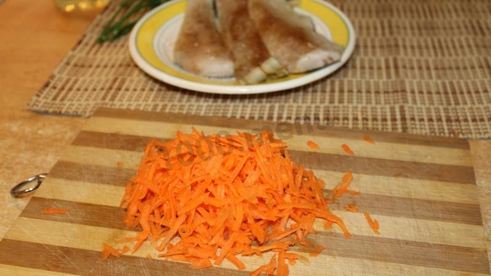 минтай в духовке с луком и морковью