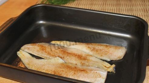 минтай в духовке с луком и морковью