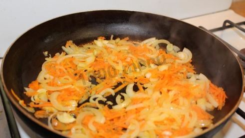 минтай в духовке с луком и морковью