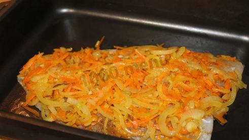 минтай в духовке с луком и морковью