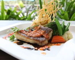 Морской окунь под винным соусом с томатами и перцами