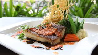 Морской окунь под винным соусом с томатами и перцами