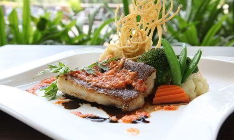 Рецепт морского окуня под винным соусом с томатами и перцами