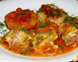 Морской окунь в морковно-томатном соусе