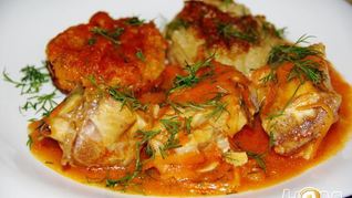 Морской окунь в морковно-томатном соусе