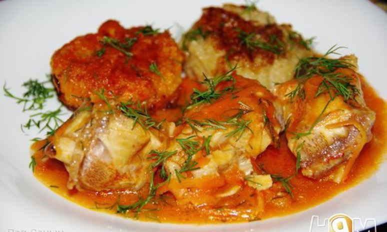 Рецепт морского окуня в морковно-томатном соусе