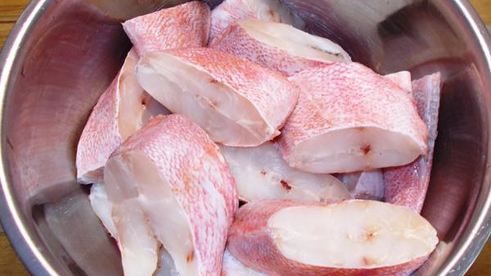 морской окунь в морковно-томатном соусе