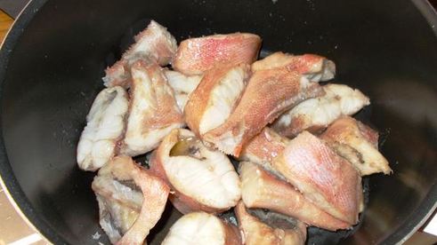 морской окунь в морковно-томатном соусе