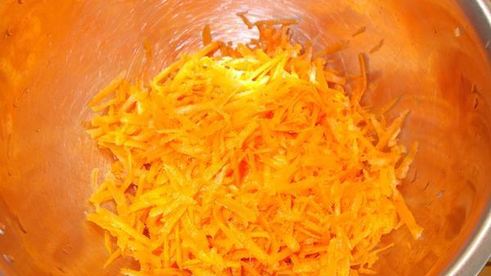 морской окунь в морковно-томатном соусе