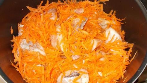 морской окунь в морковно-томатном соусе