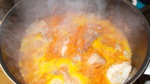 морской окунь в морковно-томатном соусе