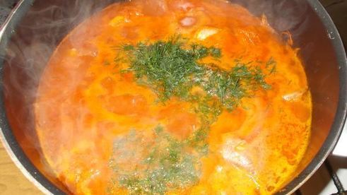 морской окунь в морковно-томатном соусе