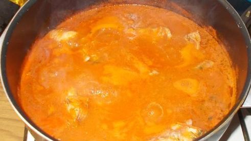 морской окунь в морковно-томатном соусе