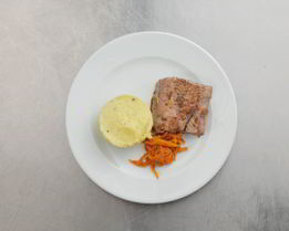 Мраморный сом с рыбным картофельным пюре и маринадом