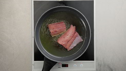 мраморный сом с рыбным картофельным пюре и маринадом