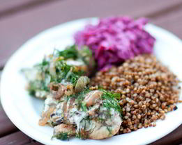 Окунь запеченный со сметаной и луком