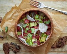 Рубленый тунец с авокадо и рисовыми чипсами