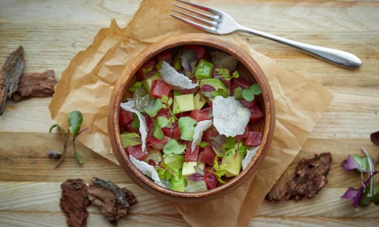 Рецепт рубленого тунца с авокадо и рисовыми чипсами