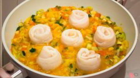 рыба, тушенная в овощах